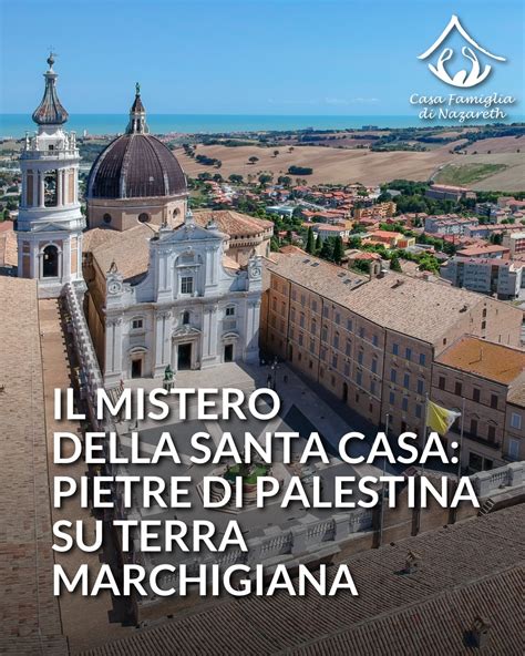 Gruppo di pellegrini in un luogo sacro della Terra Santa