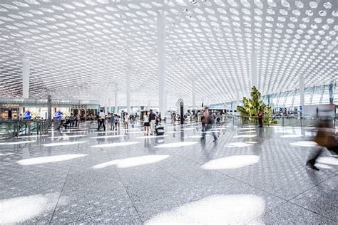 Immagine di un aeroporto moderno e persone in viaggio
