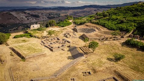 Foto di gruppo di pellegrini in un sito archeologico
