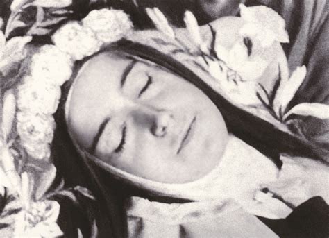 Foto di Santa Teresa di Lisieux in abito carmelitano