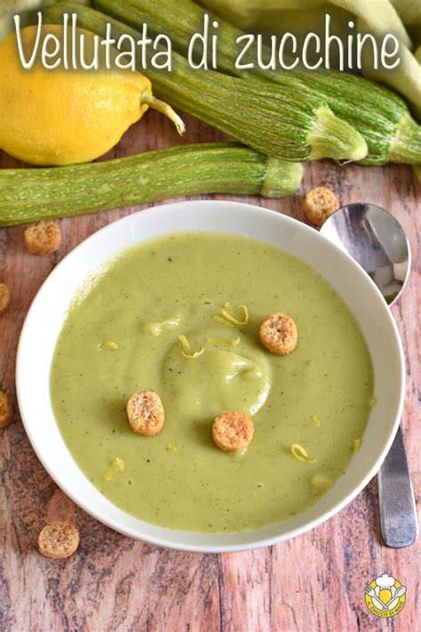 Zuppa di vellutata di zucchine e basilico con decorazione in cima