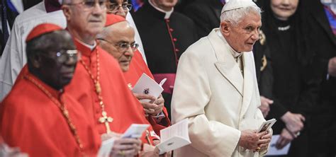 Immagine di Papa Benedetto XVI durante la promulgazione del Motu Proprio Summorum Pontificum