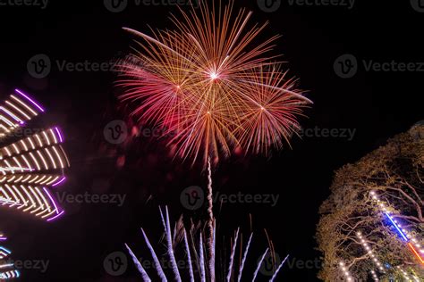 immagine stilizzata di fuochi d'artificio sopra una folla festante