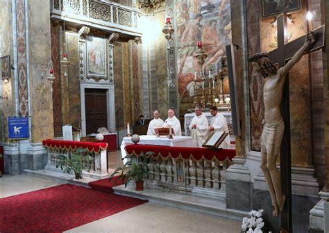 Foto: celebrazione eucaristica in una chiesa italiana