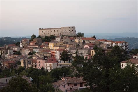 Foto panoramica del borgo di Ceppaloni con le sue colline circostanti