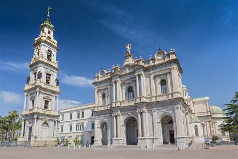 Immagine del Santuario di Pompei con fedeli riuniti in preghiera