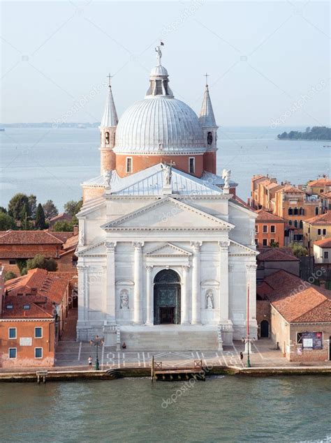 Tavolate lungo le rive della Giudecca durante il Redentore