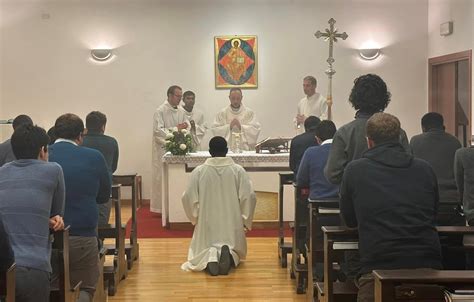 Foto di un gruppo di seminaristi in preghiera o durante le lezioni
