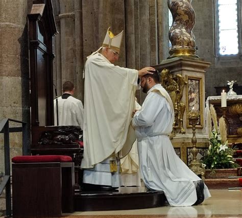Illustrazione o foto di una cerimonia di ordinazione sacerdotale