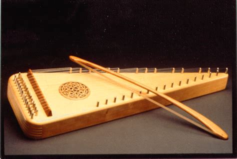 Raffigurazione di un antico salterio e di una cetra, con note musicali che si intrecciano.