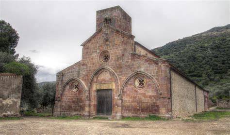 Dettaglio della facciata della Cattedrale di San Pietro Extra Muros a Bosa con rosoni