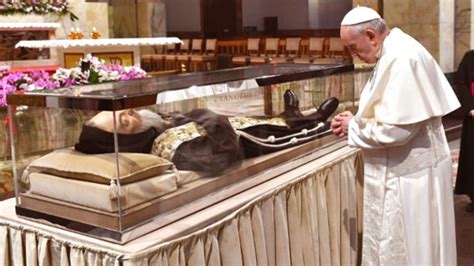 Foto delle reliquie di Padre Pio in esposizione o della Collegiata di S. Ambrogio