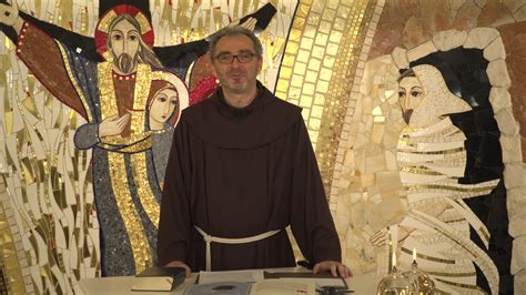 Padre Giulio Michelini che commenta il Vangelo in studio