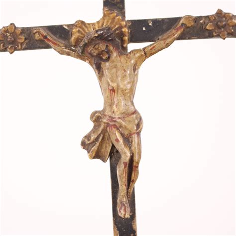 Dettaglio di un crocifisso antico in legno, con venature naturali