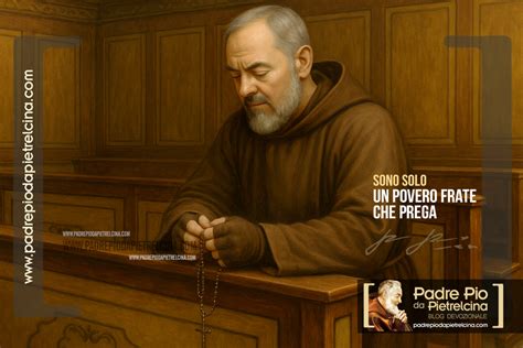 Padre Pio in preghiera nella sua cella