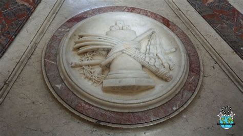 Balaustra ottagonale con simboli della Passione nella Basilica di Sant'Andrea