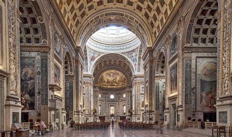 Interno della cripta con l'altare e i Sacri Vasi nella Basilica di Sant'Andrea