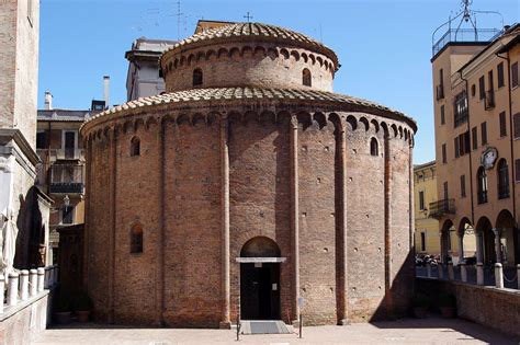 Esterno della Rotonda di San Lorenzo a Mantova