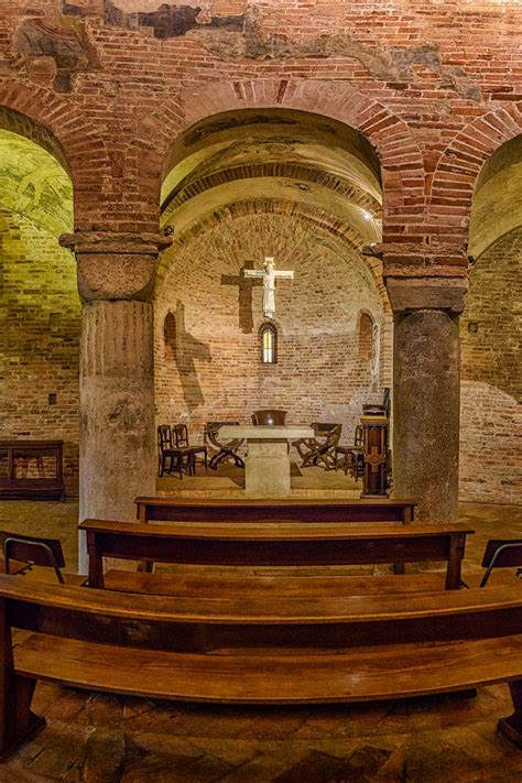 Cristo in croce nell'absidiola della Rotonda di San Lorenzo