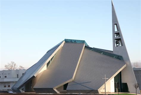Foto panoramica esterna della Chiesa della Trasfigurazione a Mussotto d'Alba con la bealera in primo piano