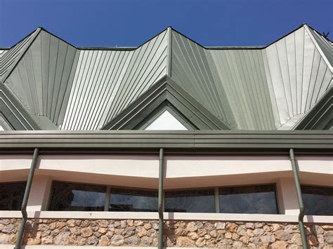 Dettaglio dell'esterno della chiesa con la finitura in zinco-titanio e le fessure per la luce
