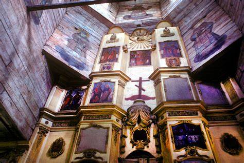 Interno della Chiesa della Trasfigurazione con focus sull'altare e il presbiterio