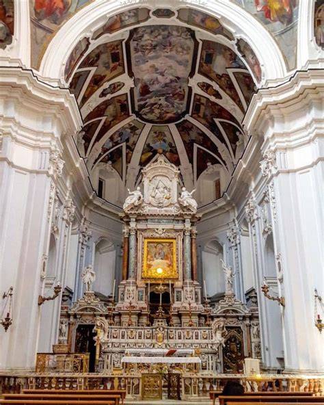 Interno della chiesa di Santa Maria di Costantinopoli con affreschi e altare