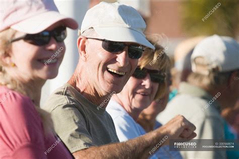 Immagine di un gruppo di volontari che sorridono mentre servono pasti caldi a persone in difficoltà.