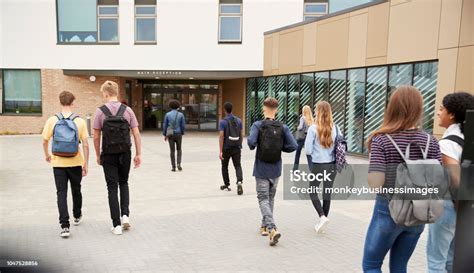 Foto di un moderno edificio scolastico a Marigliano con studenti che entrano