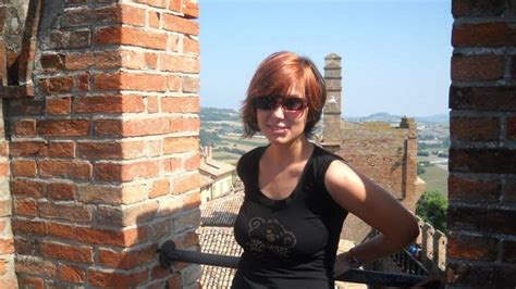 Immagine composita di Sharon Verzeni e del ciclista ripreso dalle telecamere