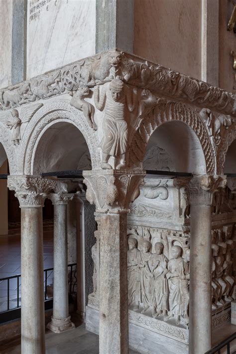 Dettaglio artistico dell'altare e dell'ambone realizzati in pietra di Siracusa