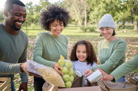Foto di persone impegnate nel servizio alla comunità
