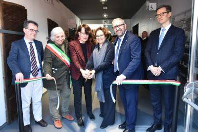 Foto interna o esterna del Magazzino 4 a San Basilio, che evidenzia gli spazi comuni o le aule flessibili con banchi elevabili