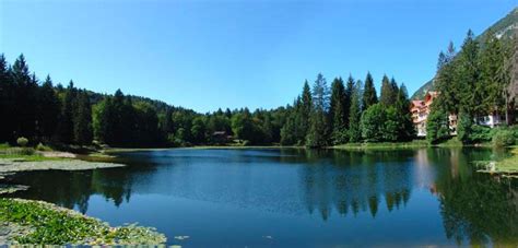 Panorama del Lago di Cei con le sue rive verdi e l'acqua tranquilla