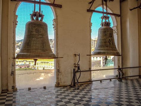 Campanile con campane che mostrano il sistema ambrosiano