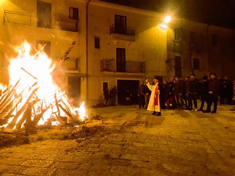 falò di San Giuseppe in un borgo italiano