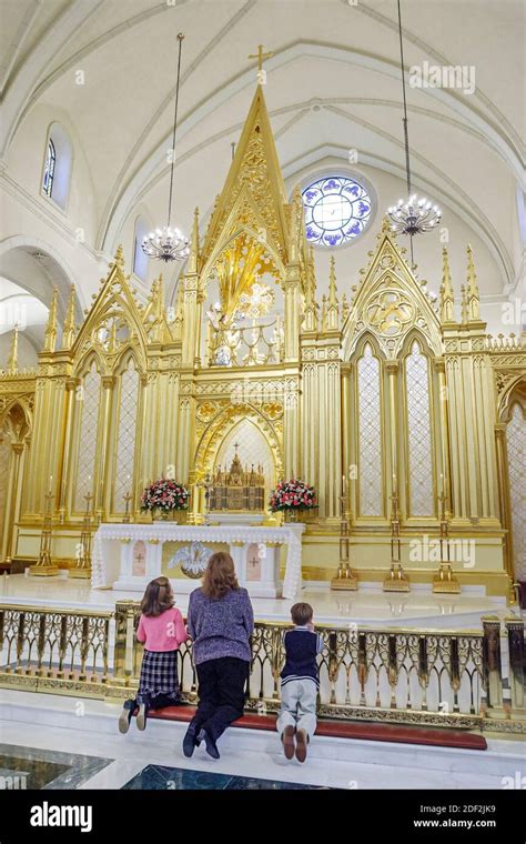 interno Santuario Madonna del Santissimo Sacramento con mosaico