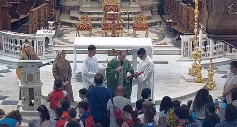 Momento della benedizione dell'anello durante la celebrazione della professione religiosa