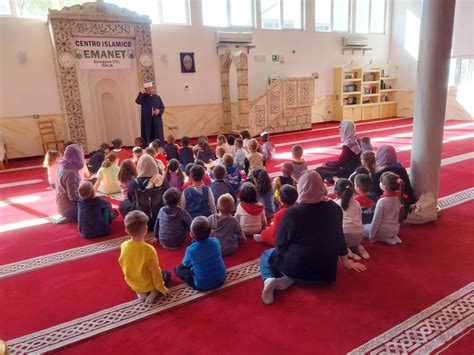 Bambini in preghiera in silenzio davanti all'Eucaristia esposta