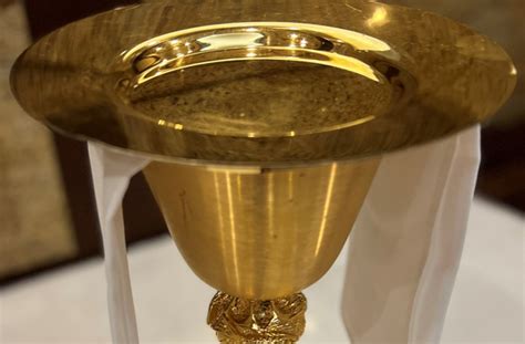 Immagine ravvicinata della preparazione dell'altare con i lini sacri