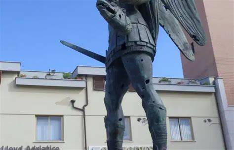 Foto ravvicinata della statua di San Michele Arcangelo ad Aprilia