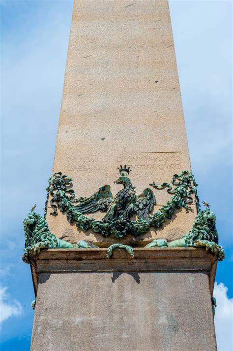 Dettaglio della base della statua con le immagini agresti