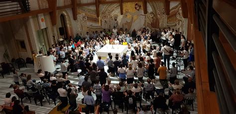 foto di comunità in adorazione eucaristica