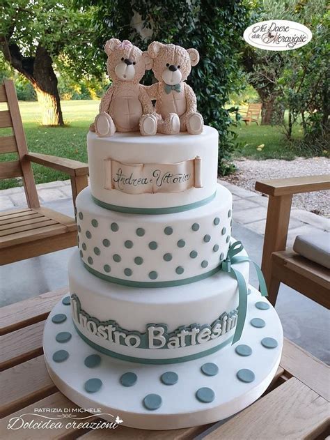 Torta a più piani decorata per battesimo