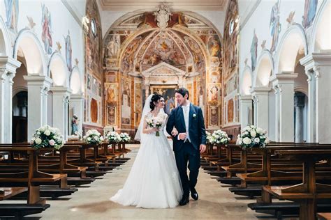 Illustrazione di una coppia di sposi che celebra il matrimonio in chiesa