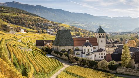 Abbazia di Novacella vista panoramica con i vigneti