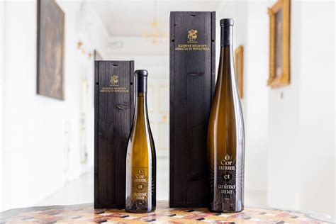 Bottiglie di vino dell'Abbazia di Novacella e interni dell'Enoteca