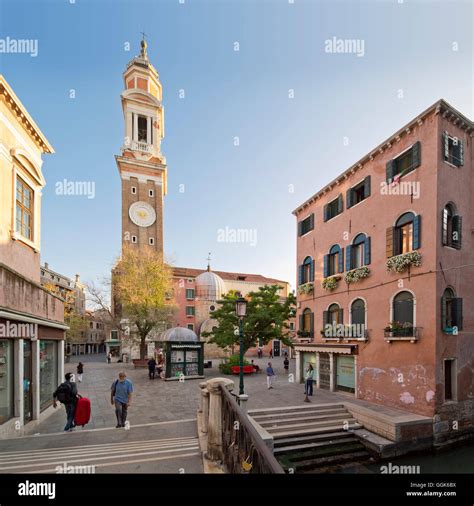 Campo Santi Apostoli a Venezia di giorno