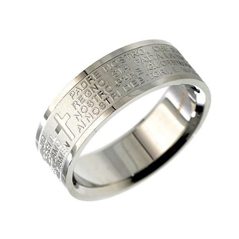 Anello con incisione del Padre Nostro indossato da una donna