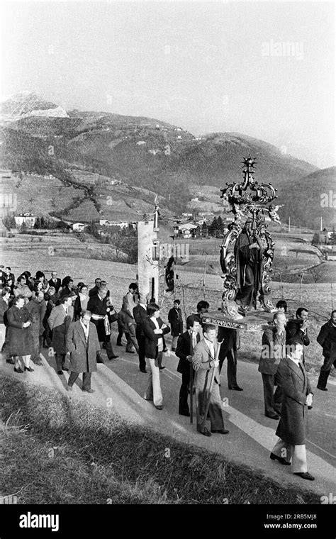Foto storica in bianco e nero di una processione religiosa in un paesaggio rurale italiano